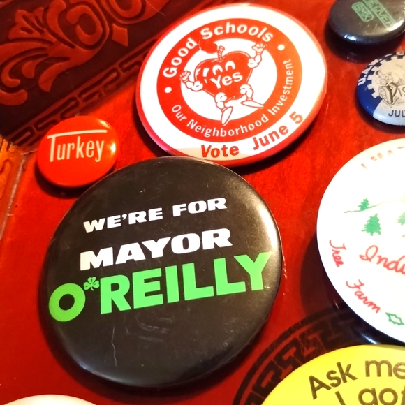 Huge lot of vintage pinback buttons - Picture 5 of 8